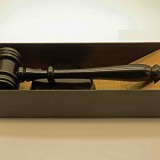 Zwarte Houten Voorzittershamer: Autoriteit in Pure Vorm