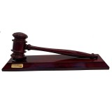 Luxe hoogglans desk-hamer met houten houder verpakt in stijlvolle houten kist